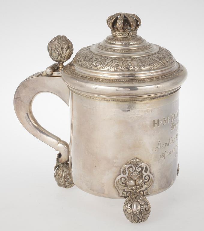 DRYCKESKANNA, silver, renässansstil, firma Gustaf Möllenborg, Stockholm, 1893. Vikt 1405 gram.