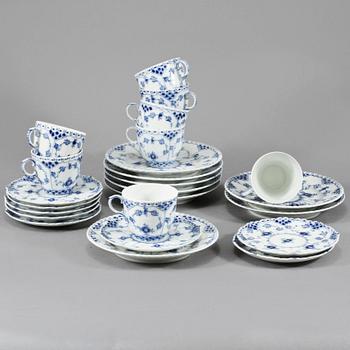 SERVISPORSLIN, 16 st, porslin, "Musselmalet", Royal Copenhagen, 1900-talets andra hälft.