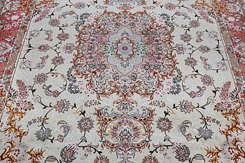 A carpet, Tabriz par silk, 60 Raj, ca 294 x 197 cm.