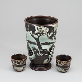 GUNNAR NYLUND, a "Flambé" stoneware vase and two cups, Rörstrand, 1930-40's.