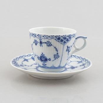 A group of 12 'Blue Fluted Half Lace' / 'Musselmalet' coffeecups with saucers, model 719, 1959.