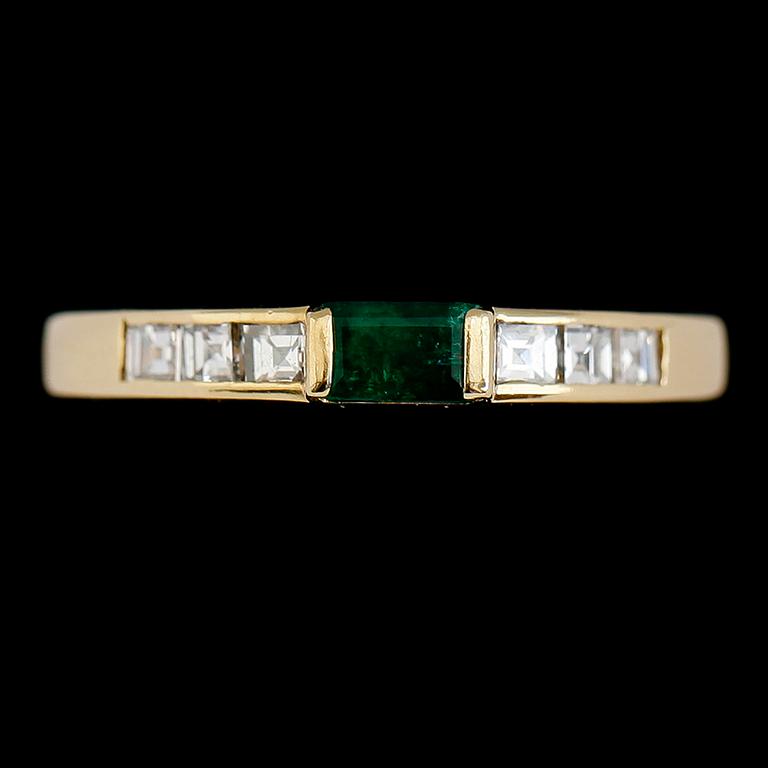 RING, 18 k guld, smaragd och baguettslipade diamanter.