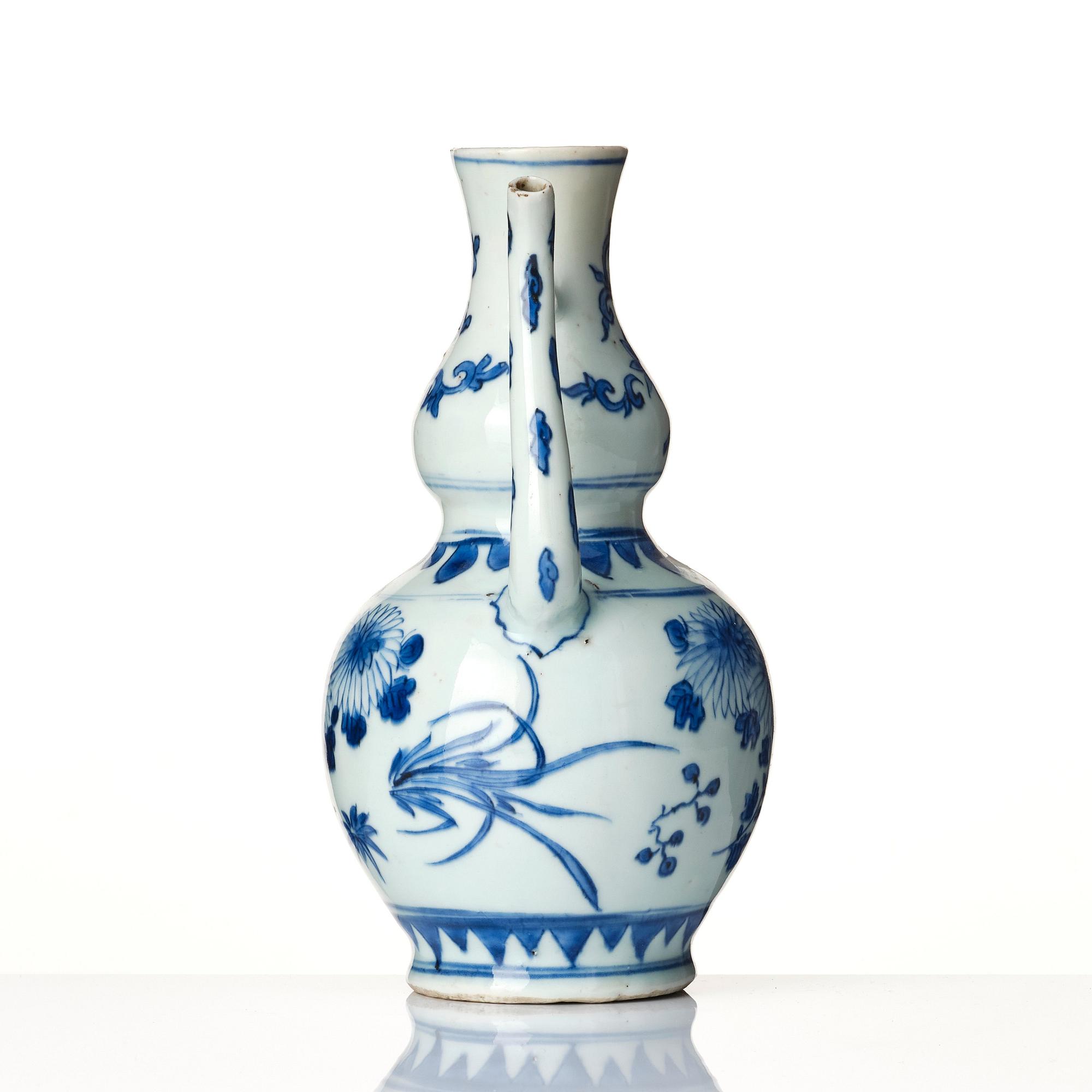 A blue and white ewer, Ming dynasty, 17th century.