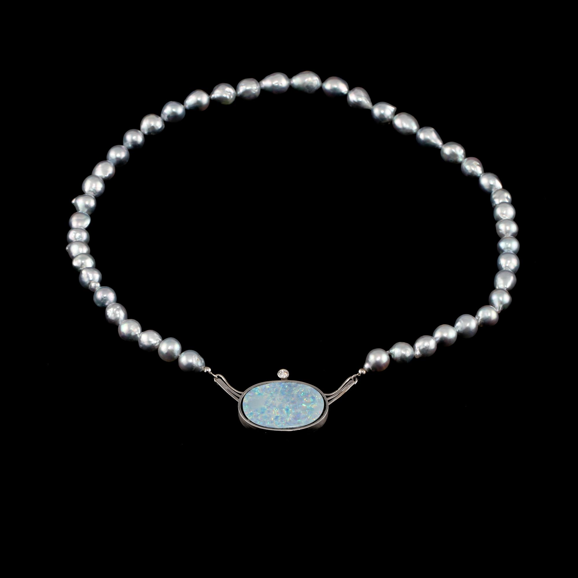 COLLIER, 18k vitguld med briljantslipad diamant, 0.30 ct, opal samt odlade pärlor, Elon Arenhill, Malmö.