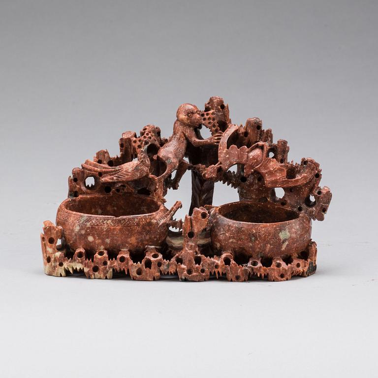 PENSELSTÄLL, sten, Kina 1900-tal.