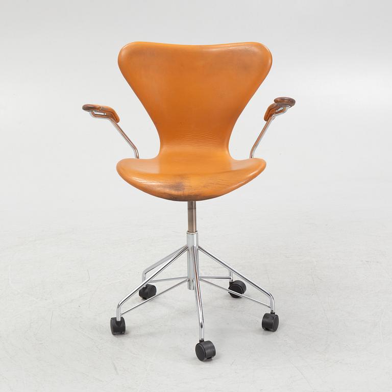 Arne Jacobsen, desk chair, "Series 7", Fritz Hansen, Denmark, 1999.