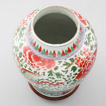 A wucai jar, Mingdynasty, 17th Century.