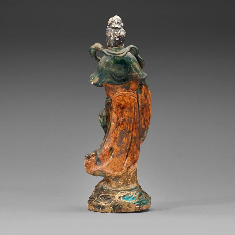 A yellow and green glazed potted figure of Guanyin, Qing dynasty, 17th century.