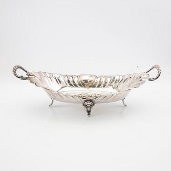 CG Hallberg shell-shaped dishes, a pair of silver, Stockholm 1915, accompanied by a bowl of nickel silver.