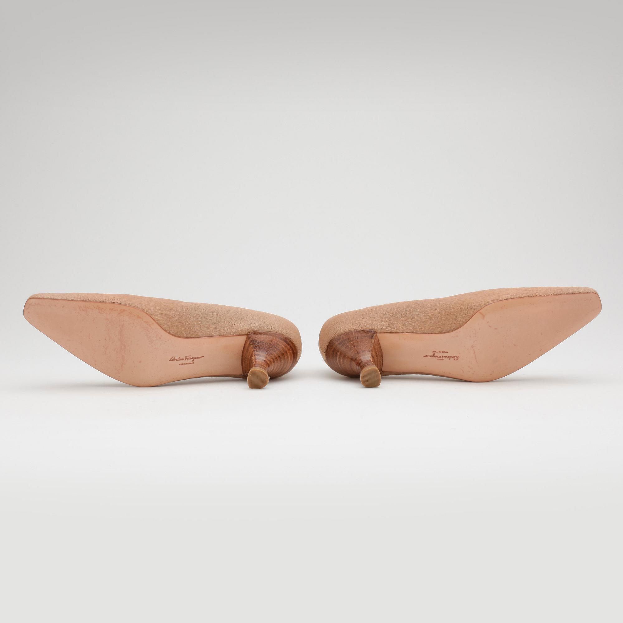 SALVATORE FERRAGAMO, ett par skor.