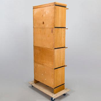 Kirjahylly / Kirjakaappi, Billnäs, 1900-luvun alkupuoli.