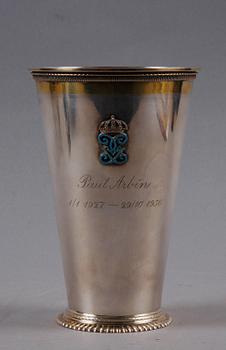 KUNGLIG GÅVOBÄGARE, silver, CG Hallberg, Stockholm 1948. Vikt 395.