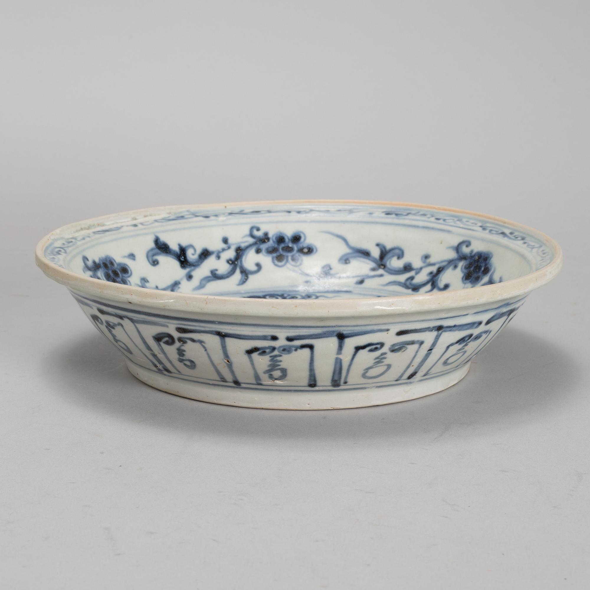 A blue and white dish, Vietnam, 16Y/17th Century.