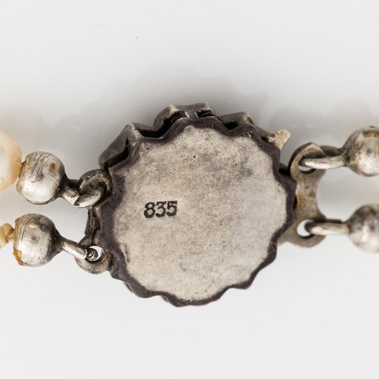 Pearl necklace, double-stranded with a silver clasp.