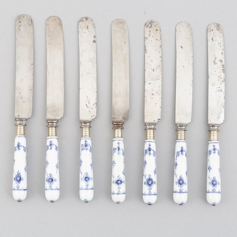 A set of seven 'Musselmalet'/'Blue fluted' Dinner knives, Raadvad's Fabrikker / Royal Copenhagen, early 20th century.