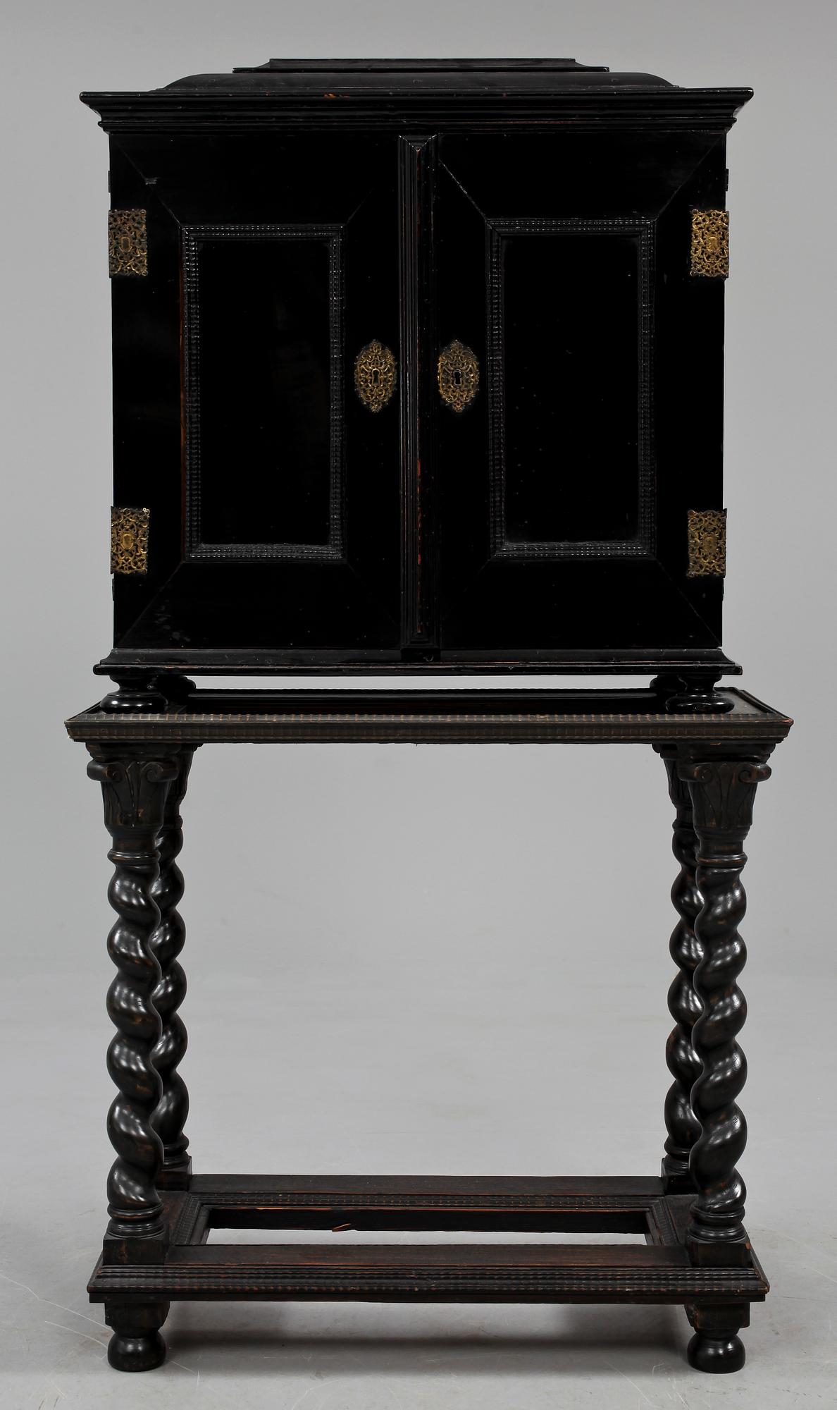 KABINETTSKÅP PÅ BENSTÄLLNING, barock, 1700-tal.