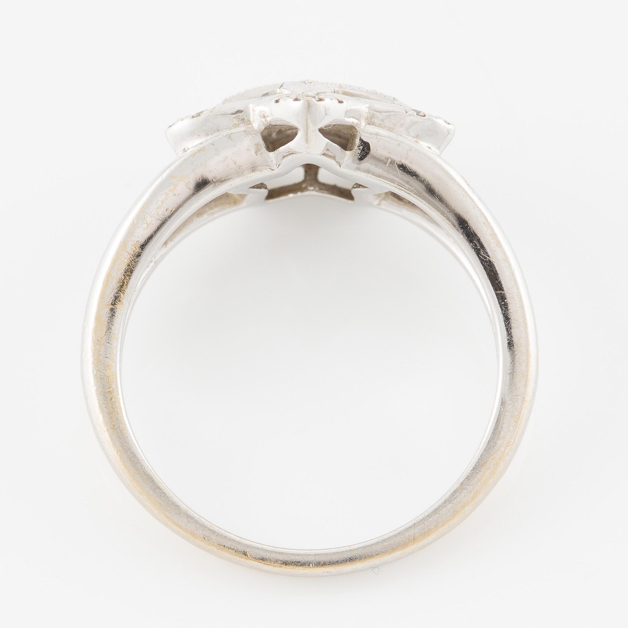 Ring, 18K vitguld i form av stjärna med briljantslipade diamanter.