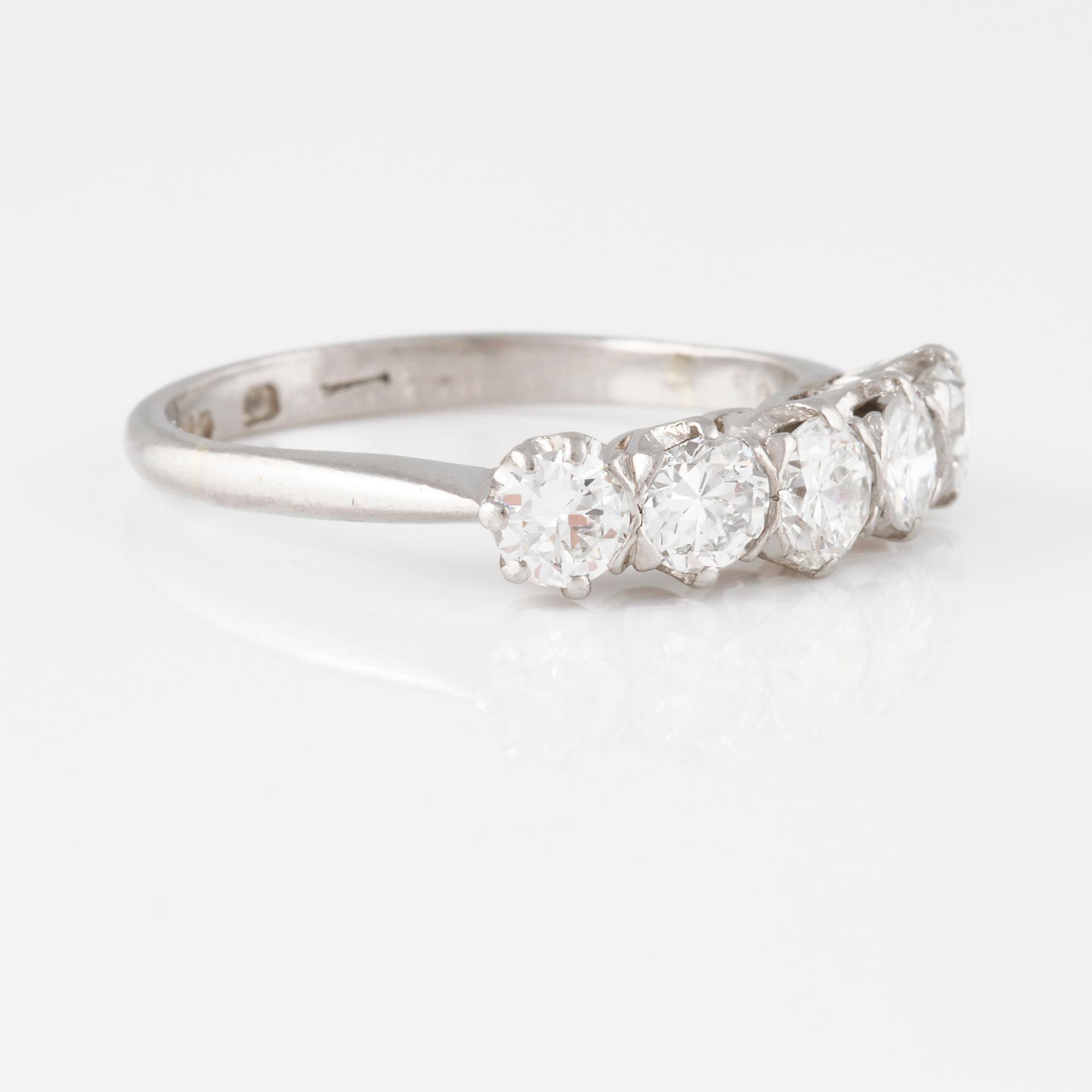 RING, platina med briljantslipade diamanter 0.93 ct, kattfotstämplad. Vikt 3,4 gram.