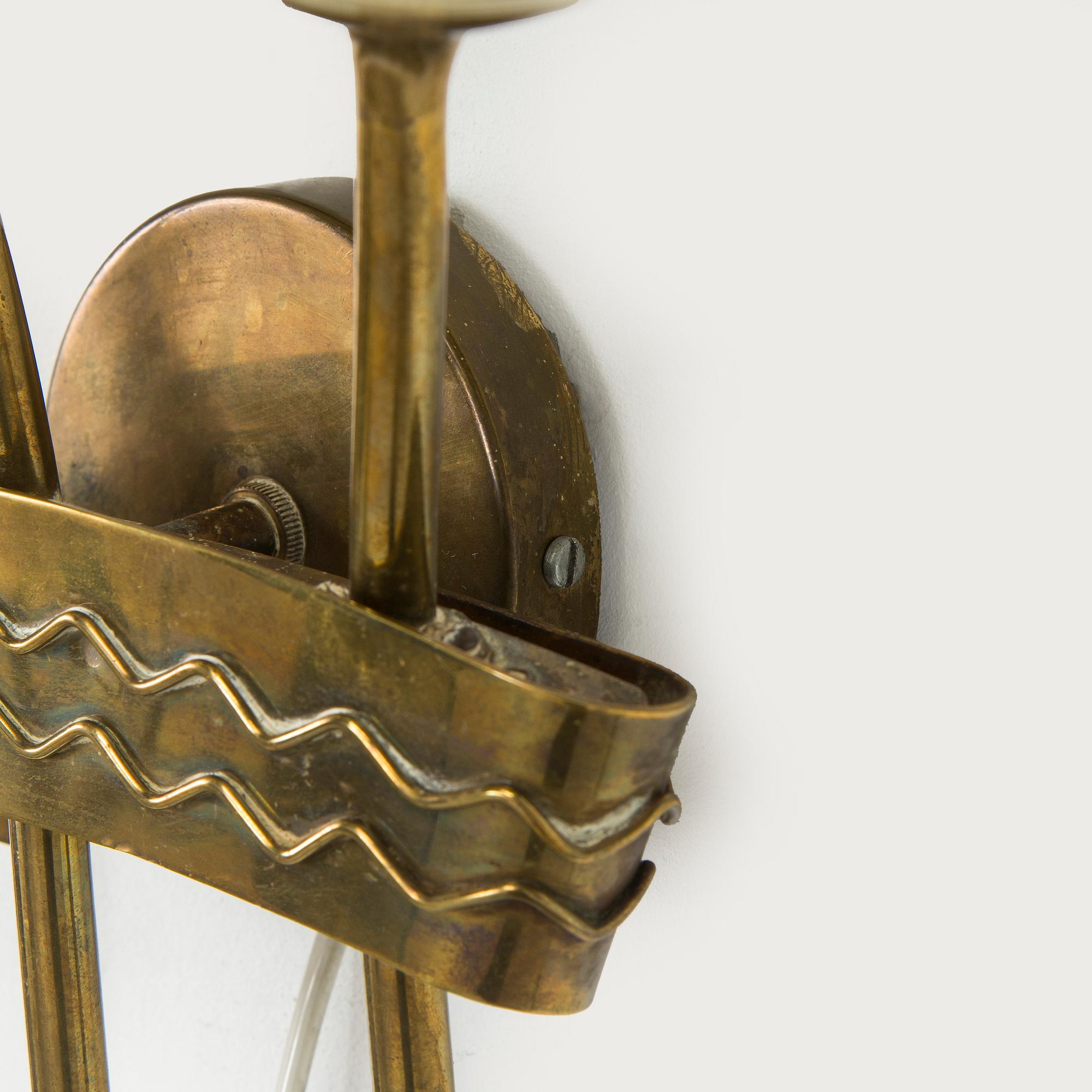 Paavo Tynell, A mid-20th century made to order wall light for Taito.