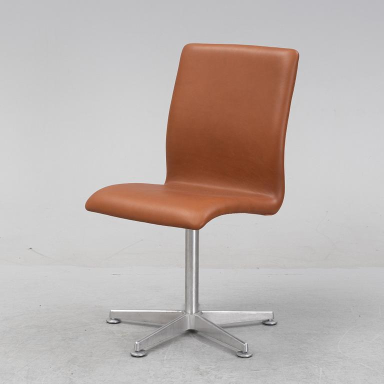 Arne Jacobsen, skrivbordsstol, "Oxford", Fritz Hansen, Danmark, daterad 2003.