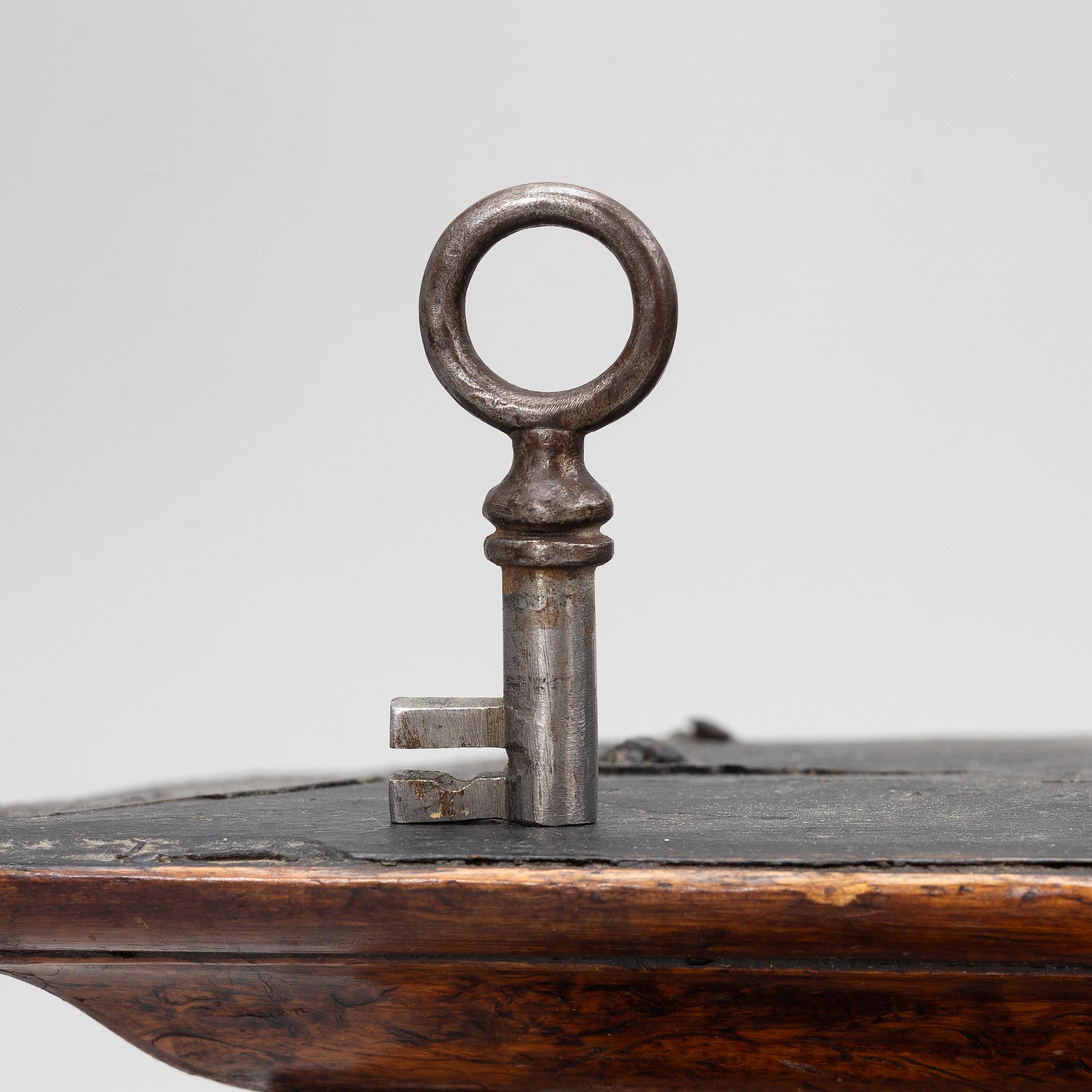 A late Baroque wall cabinet with shelves, first half of the 18th century.
