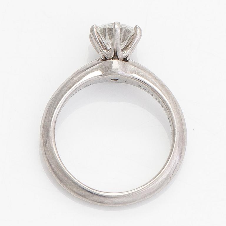 Tiffany & Co, a platinum ring with a brilliant-cut diamond ca. 0.90 ct according to engraving.