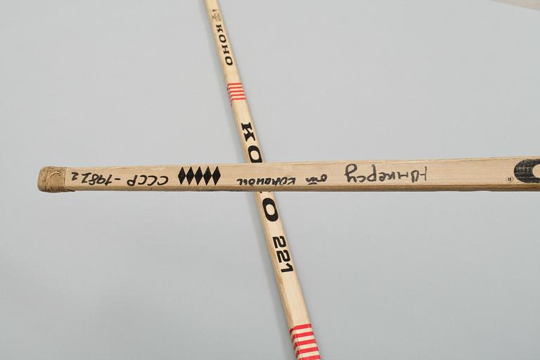 ISHOCKEYKLUBBOR, 2 stycken, med autografer från svenska landslagsspelare, 1980-tal.