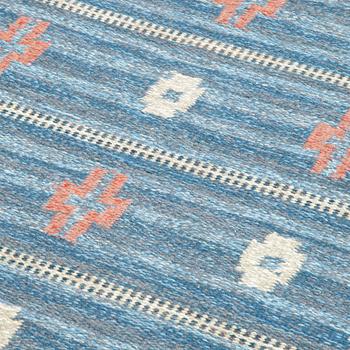 A carpet, flat weave, ca 199 x 122,5-125,5 cm, signed S.H. (possibly Svensk Hemslöjd).