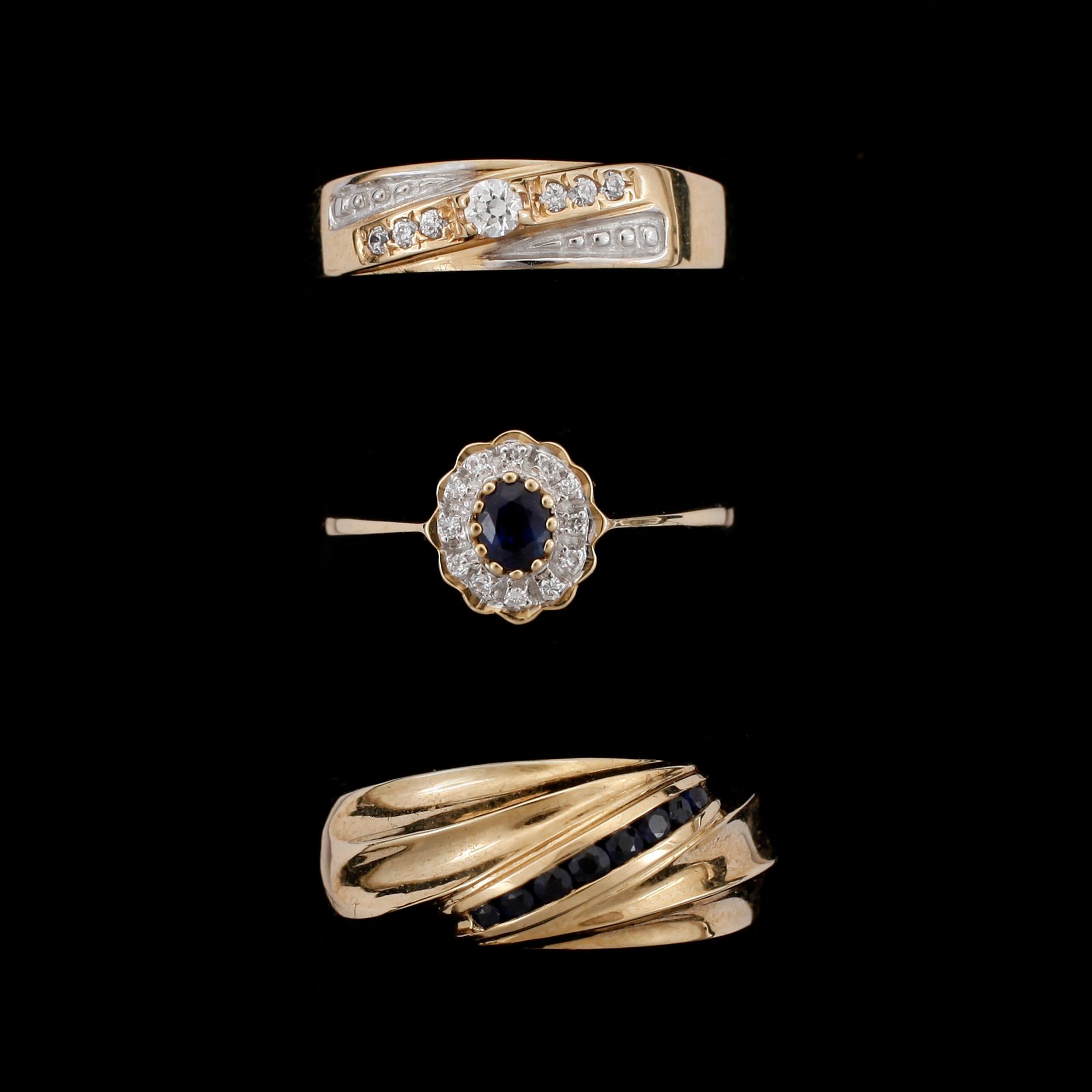 RINGAR, 3st, 18k guld med små diamanter och safirer. Totalvikt 9g.
