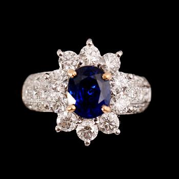 RING, 18 k guld, safir 1.67 ct, briljantslipade diamanter tot 1.87 ct.