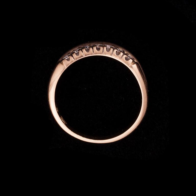 RING, guld 14K, 7 små diamanter, tot. 0,07 ct. Finska stämplar 1998. Vikt 4,1 g.
