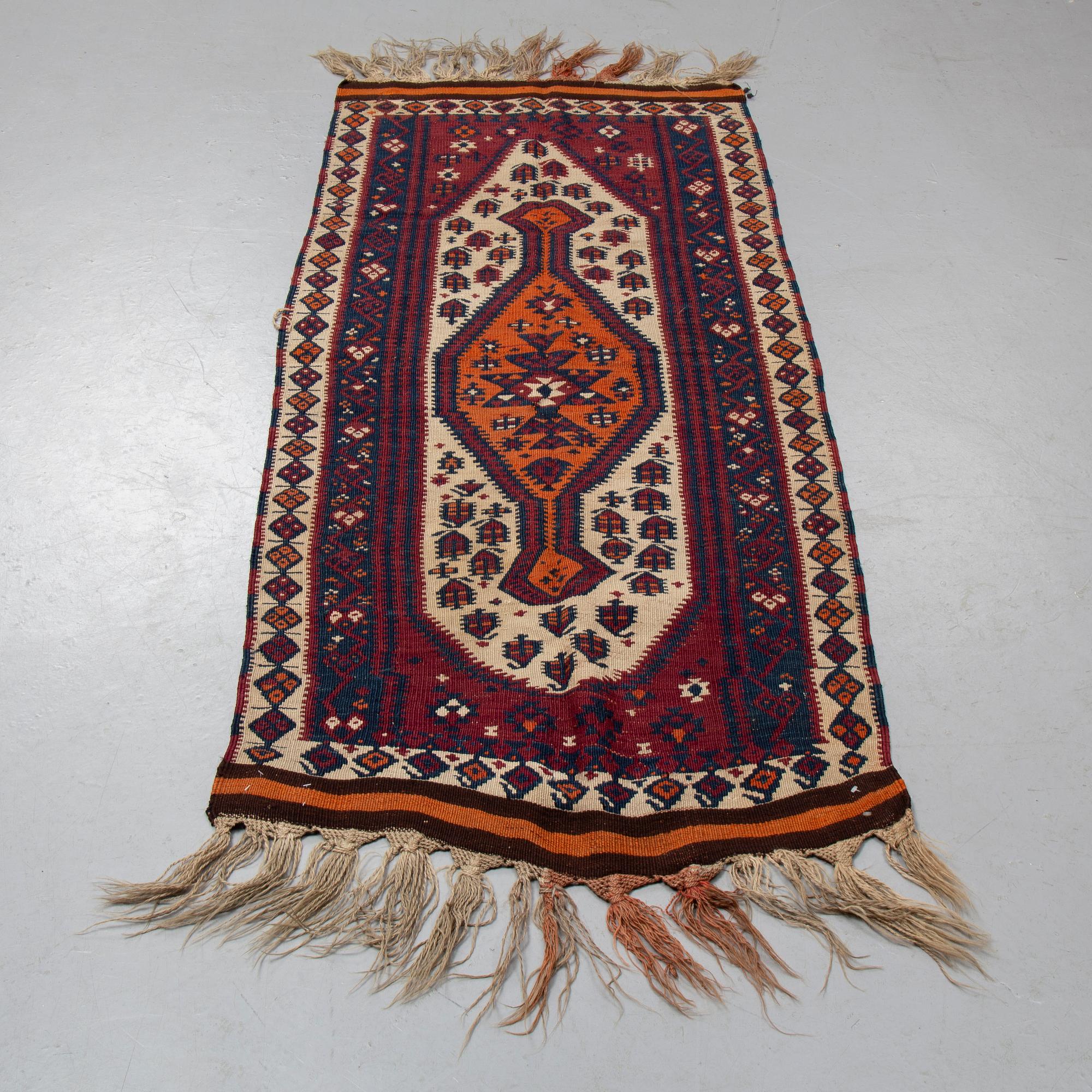 Matto, a kilim, a semi-antique Oriental, ca 181-190 x 80-85,5 cm.