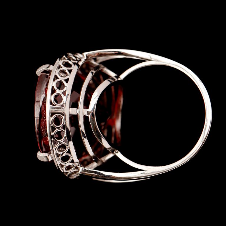 RING, 18 k vitguld, granat 63,5 ct, samt briljanter, VKJ, 2012.