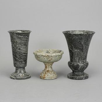 SKÅL på FOT samt VASER 2st, kolmårdsmarmor, 1900-tal.