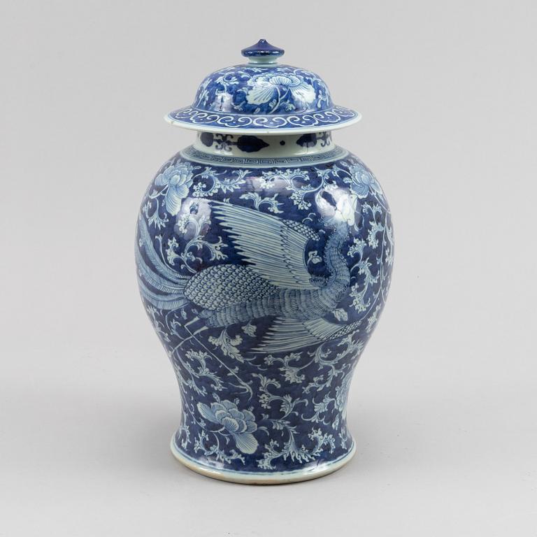 A blue and white jar with cover, Qing dynasty, 19th Century.