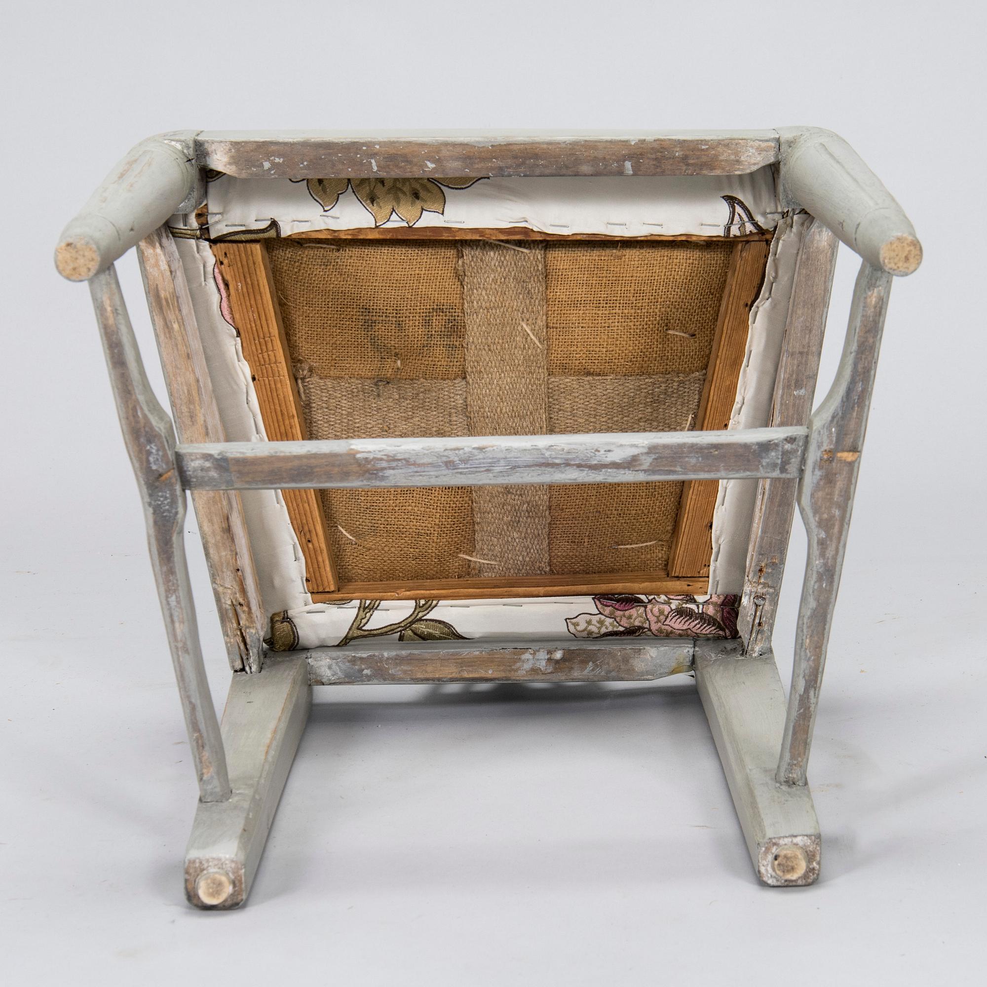 Skrivbord, gustaviansk stil, 1900-tal och stol, gustavianskt provinsarbete, 1700-talets slut.