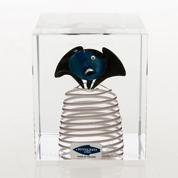 OIVA TOIKKA, An annual glass cube, signed Oiva Toikka Nuutajärvi 1978 and numbered 876/2000.