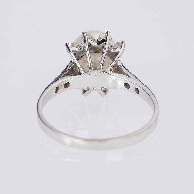 RING, 18 K vitguld med pärla samt diamanter ca 0.50 ct. Vikt ca 3,2 g.