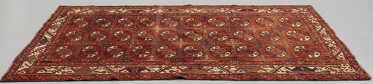 Matto, an antique Yomoud khali (main carpet), ca 244-249,5 x 172,5-174,5 cm.