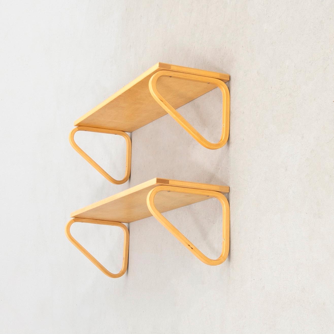 Alvar Aalto, vägghyllor 2 st Artek Helsingfors 1970-tal.