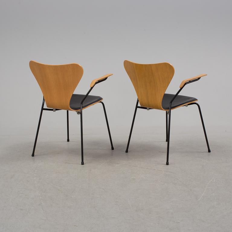 ARNE JACOBSEN, stolar 2 st, "Sjuan", Fritz Hansen, Danmark 1989.