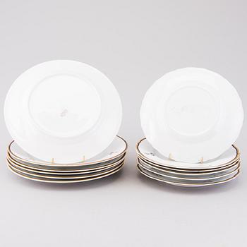 A 16-pcs set of 1930s-1940s 'Diana' tableware from Arabia, Finland.