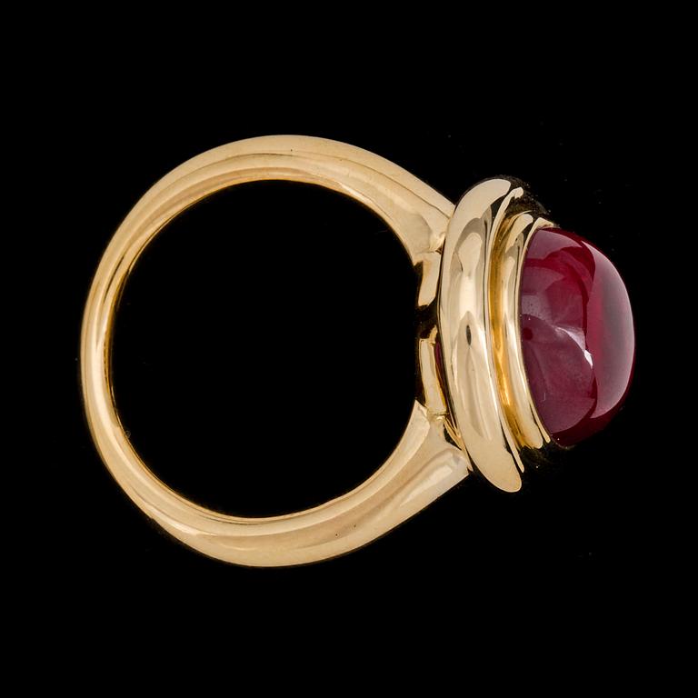 RING, cabochon cut ruby.