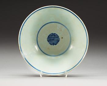 A blue and white Transitional bowl, 17th Century.