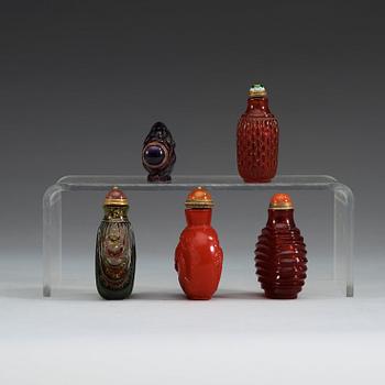 SNUSFLASKOR, fem stycken, pekingglas. Kina.