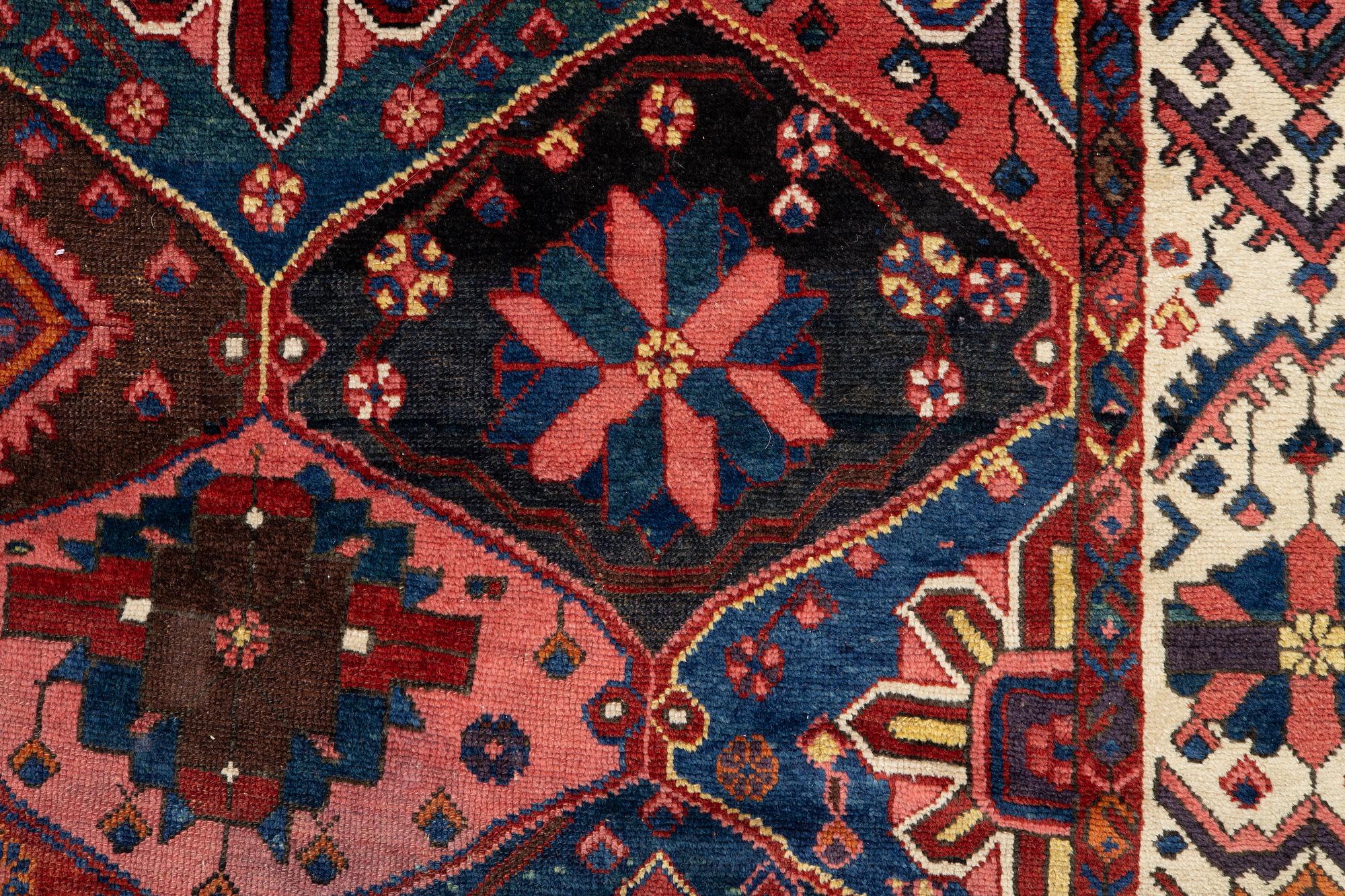 Rug, semi-antique, Chahar Mahal/Bakhtiari, approx. 290 x 204 cm.