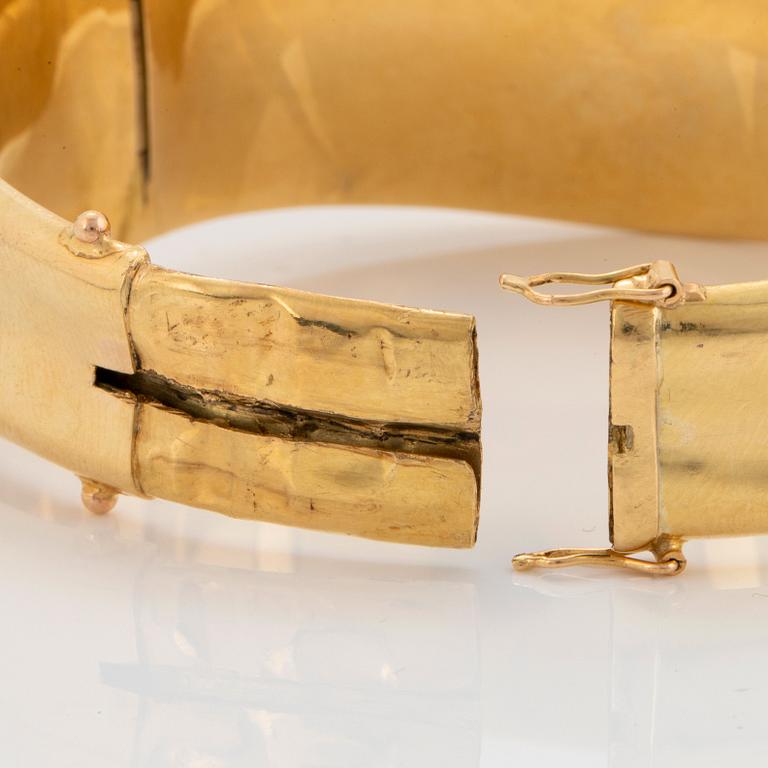 An 18K gold bracelet partly enamelled set with pearls and rose-cut diamonds.