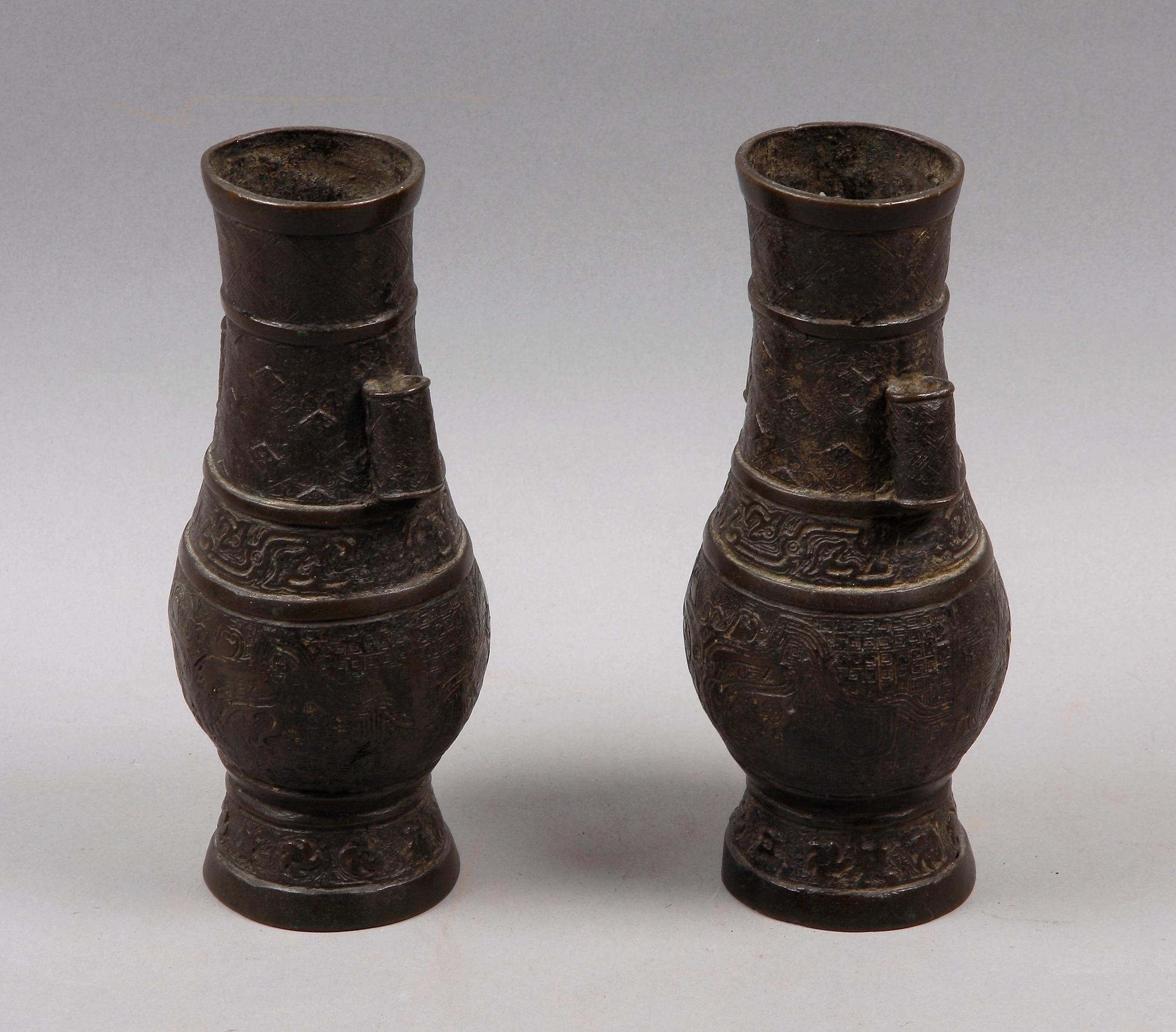 DEKORATIONSVASER, ett par, brons, Kina. 1800/1900-tal.