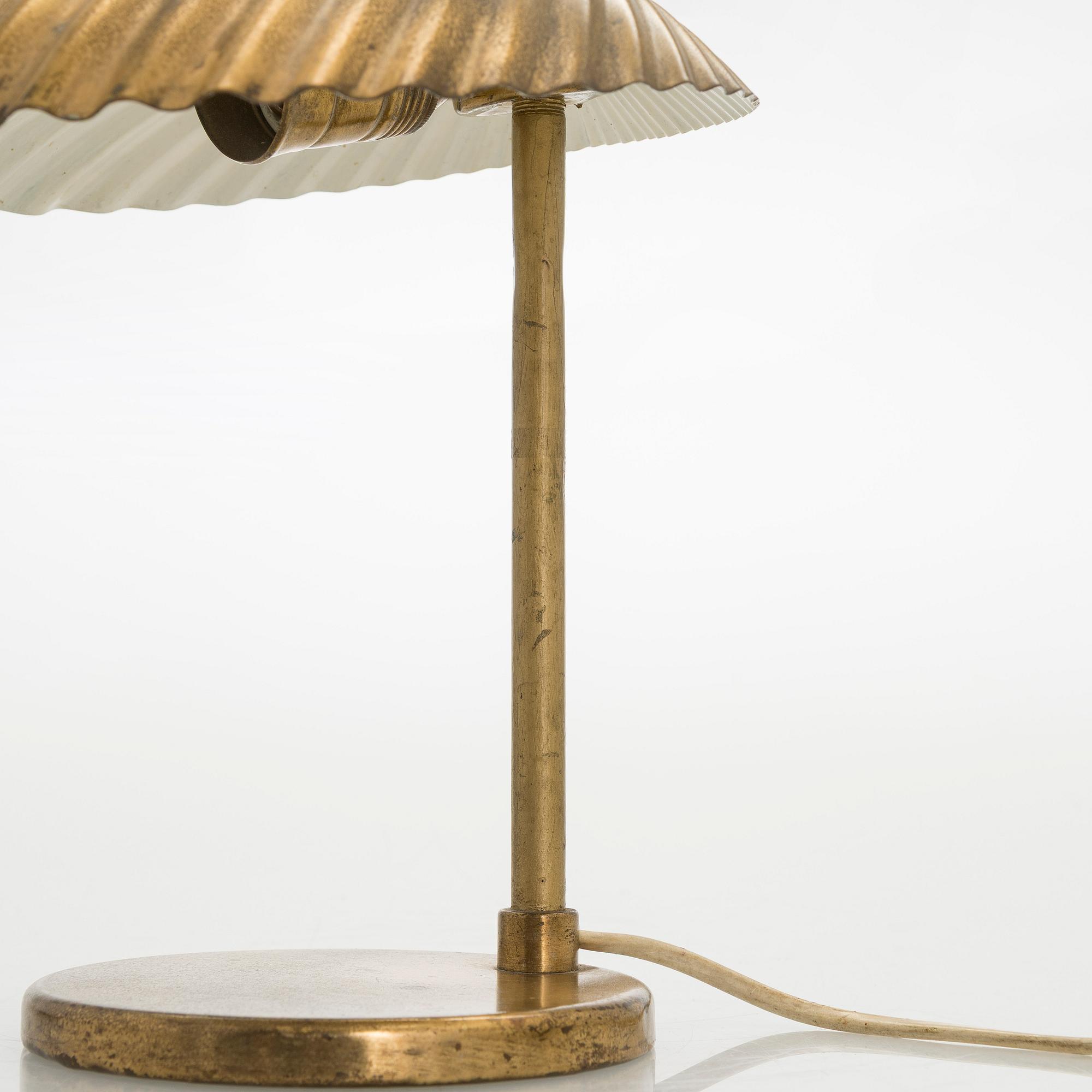 Paavo Tynell, a 1940s '5321' 'The Shell' table lamp for Taito.