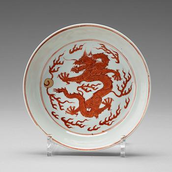 678. A five clawed dragon dish, Qing dynasty, with Chenghuas six character mark.